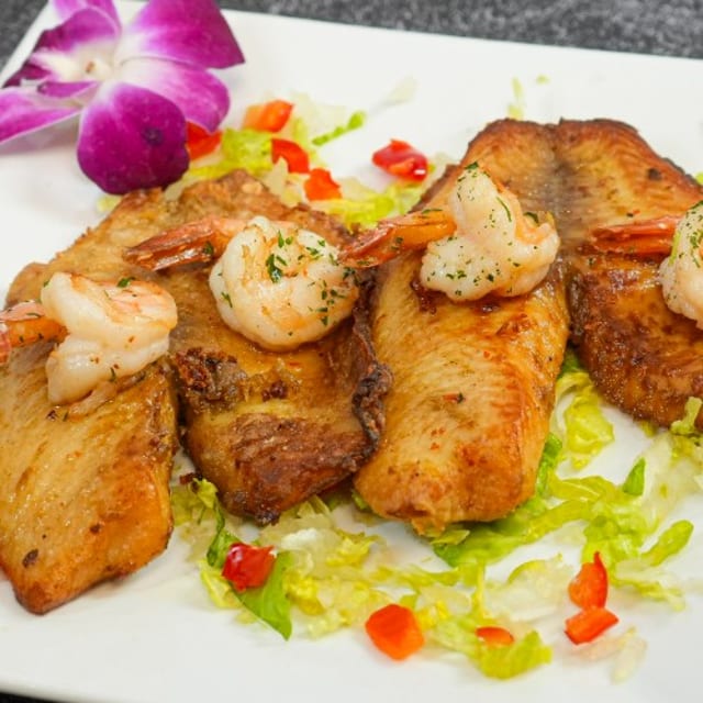 Tilapia Con Camarones En Salsa.